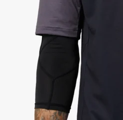 Race Face Indy Elbow Guard - Stealth -Sportful Shop Blk4