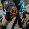 Endura SingleTrack II Knee Protectors - Tangerine -Sportful Shop e1253 detail bp01