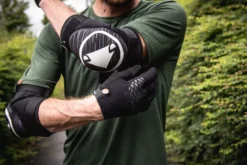 Endura SingleTrack II Elbow Protectors - Black -Sportful Shop e1254 detail bp01