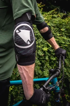 Endura SingleTrack II Elbow Protectors - Black -Sportful Shop e1254 detail bp03