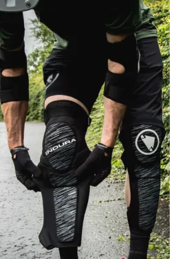 Endura SingleTrack Shin Protector II - Black -Sportful Shop e1255 detail bp04